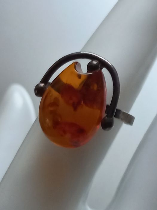 Srebrny pierścionek z bursztynem,  sygnowany srebro próby 0.925