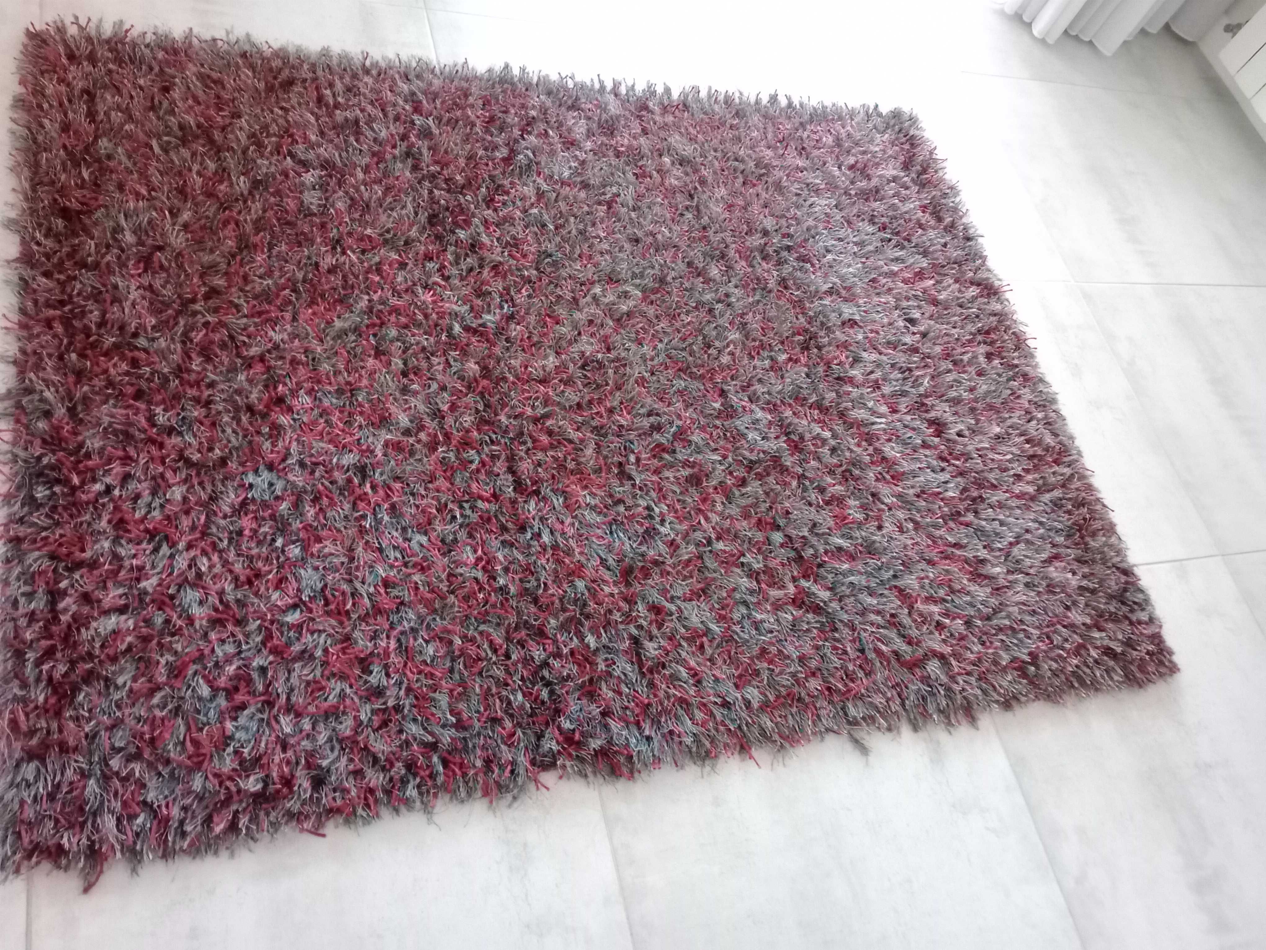 Carpete cinza e vermelha