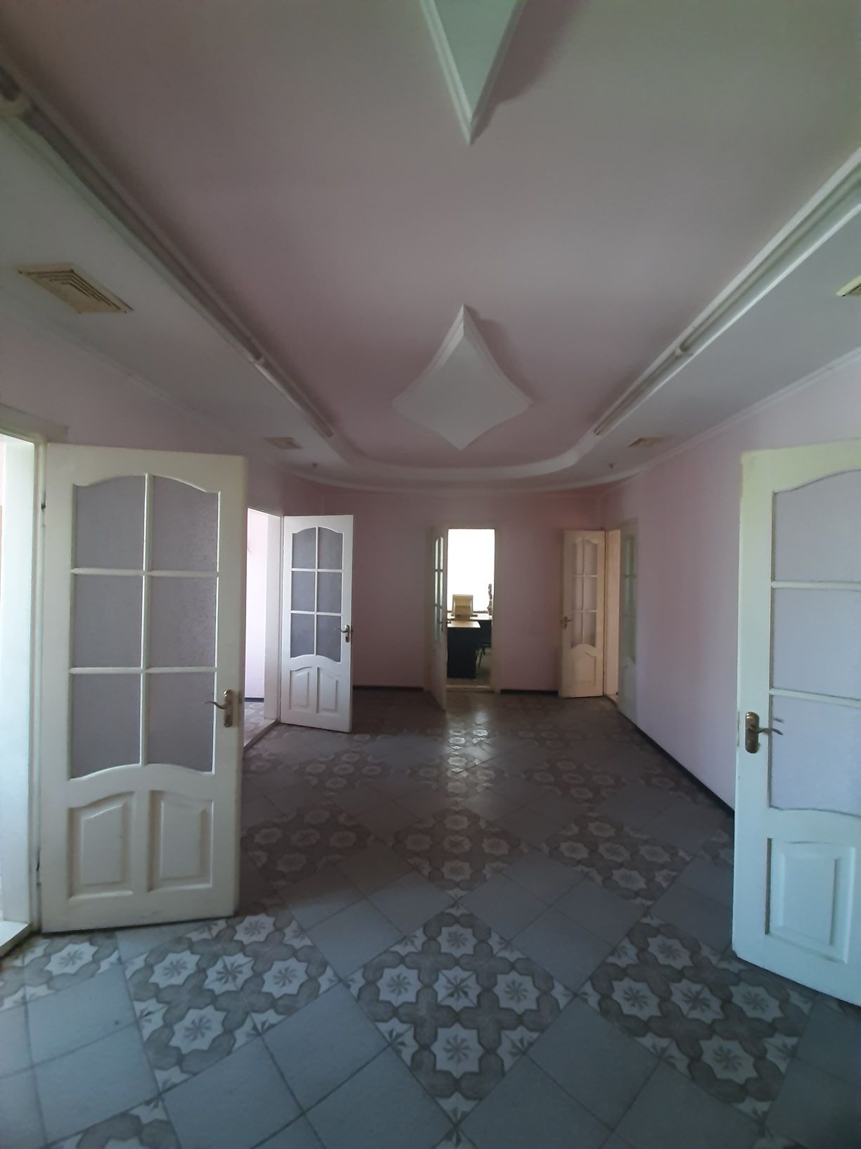 Комерційна будівля поблизу м.Чернівці, 402 кв.м, 13 сот, фасадна