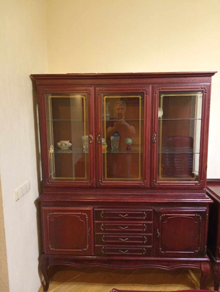 Комплект мебели в Фастове (сервант+трюмо),Румыния - 9000 грн