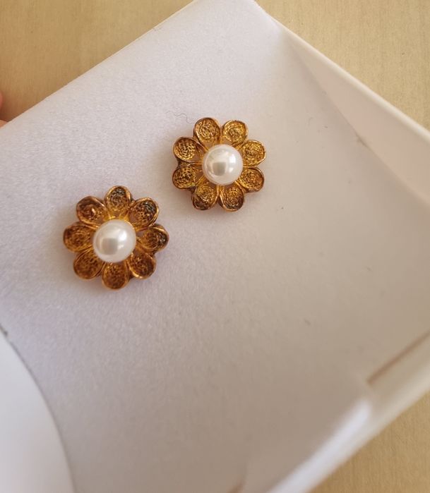 Brincos em formato flor prata dourada