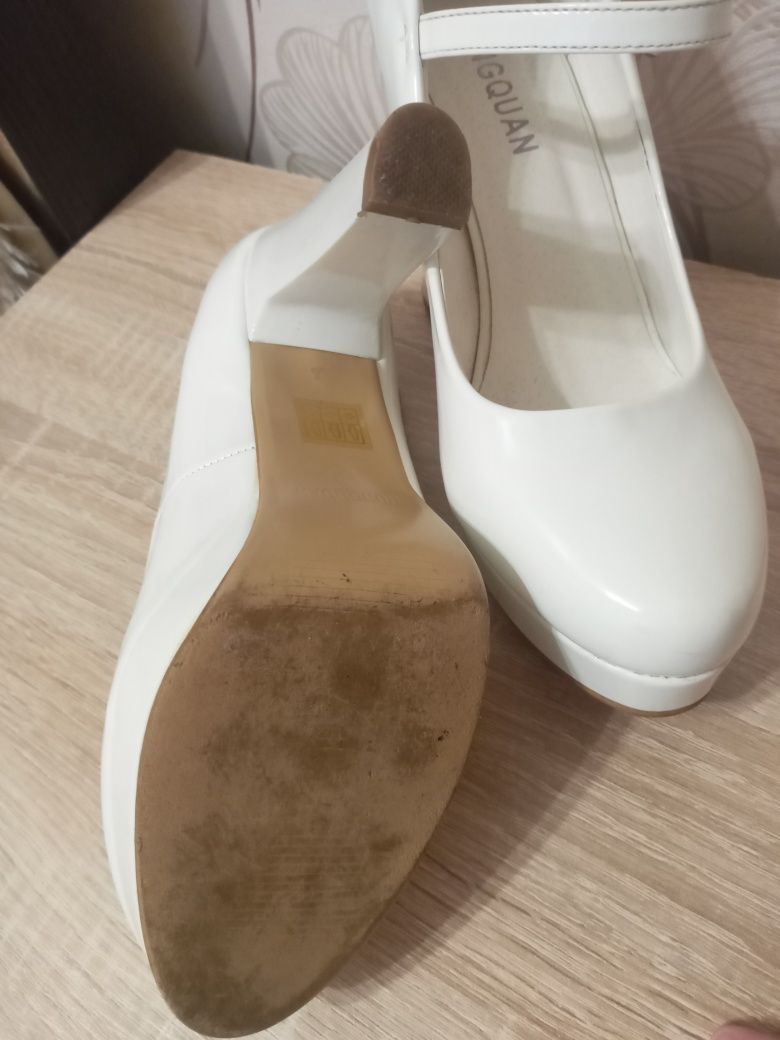 Продам туфлі білого кольору, весільні
