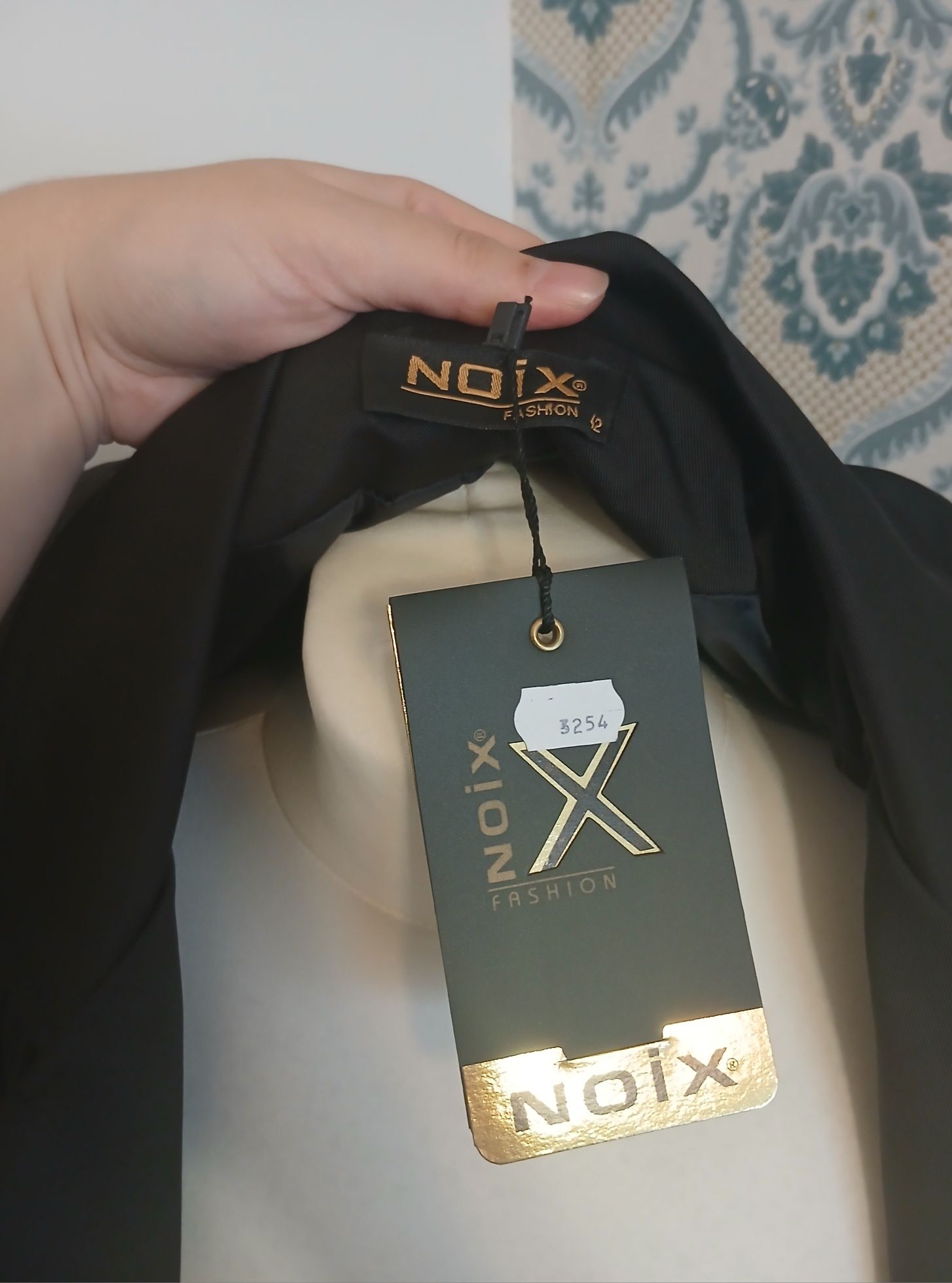 Nowa czarną marynarka z marszczeniami. Noix. Rozmiar XL/42.