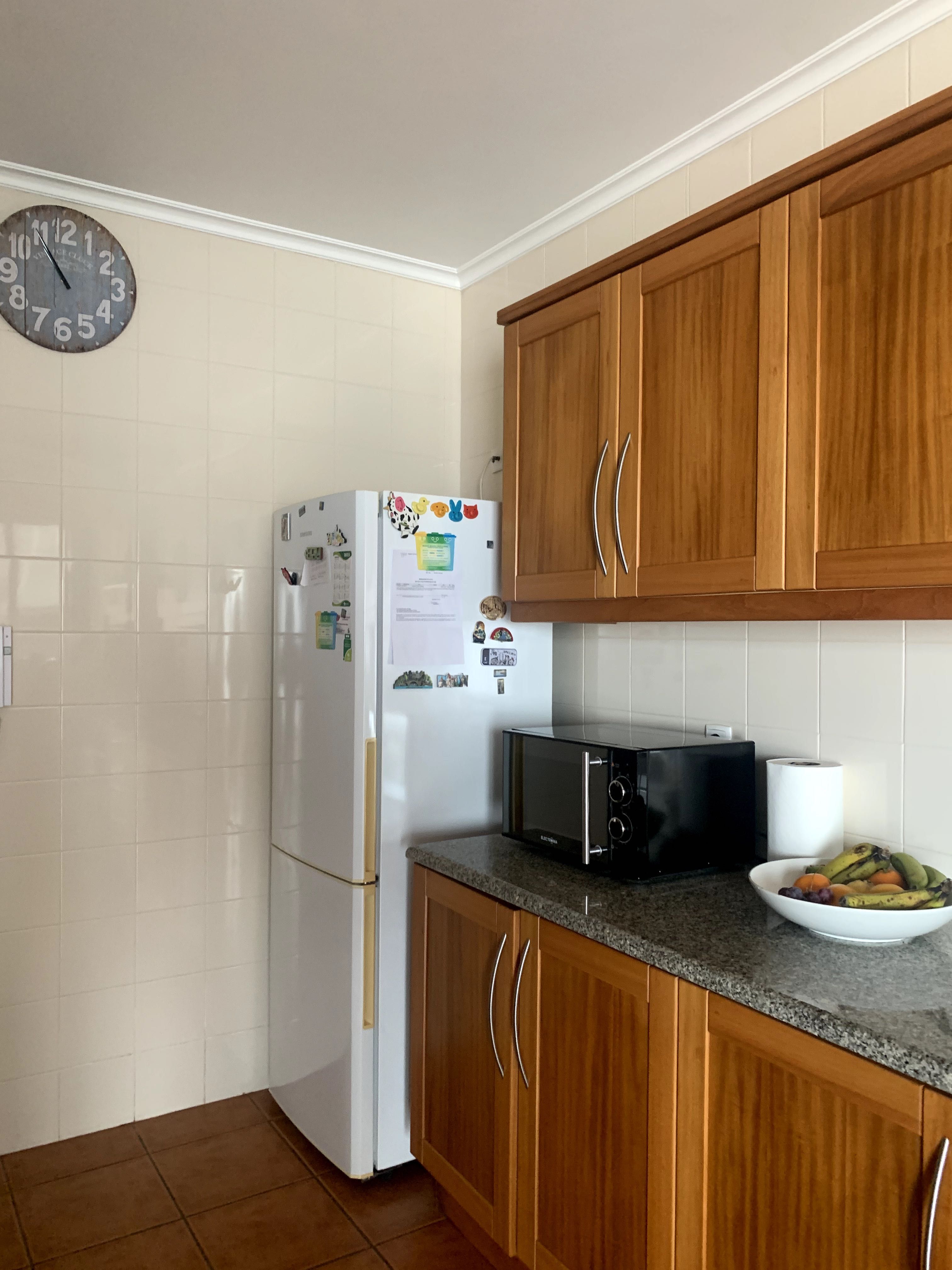 Quarto com casa de banho e sala privativas e cozinha partilhada