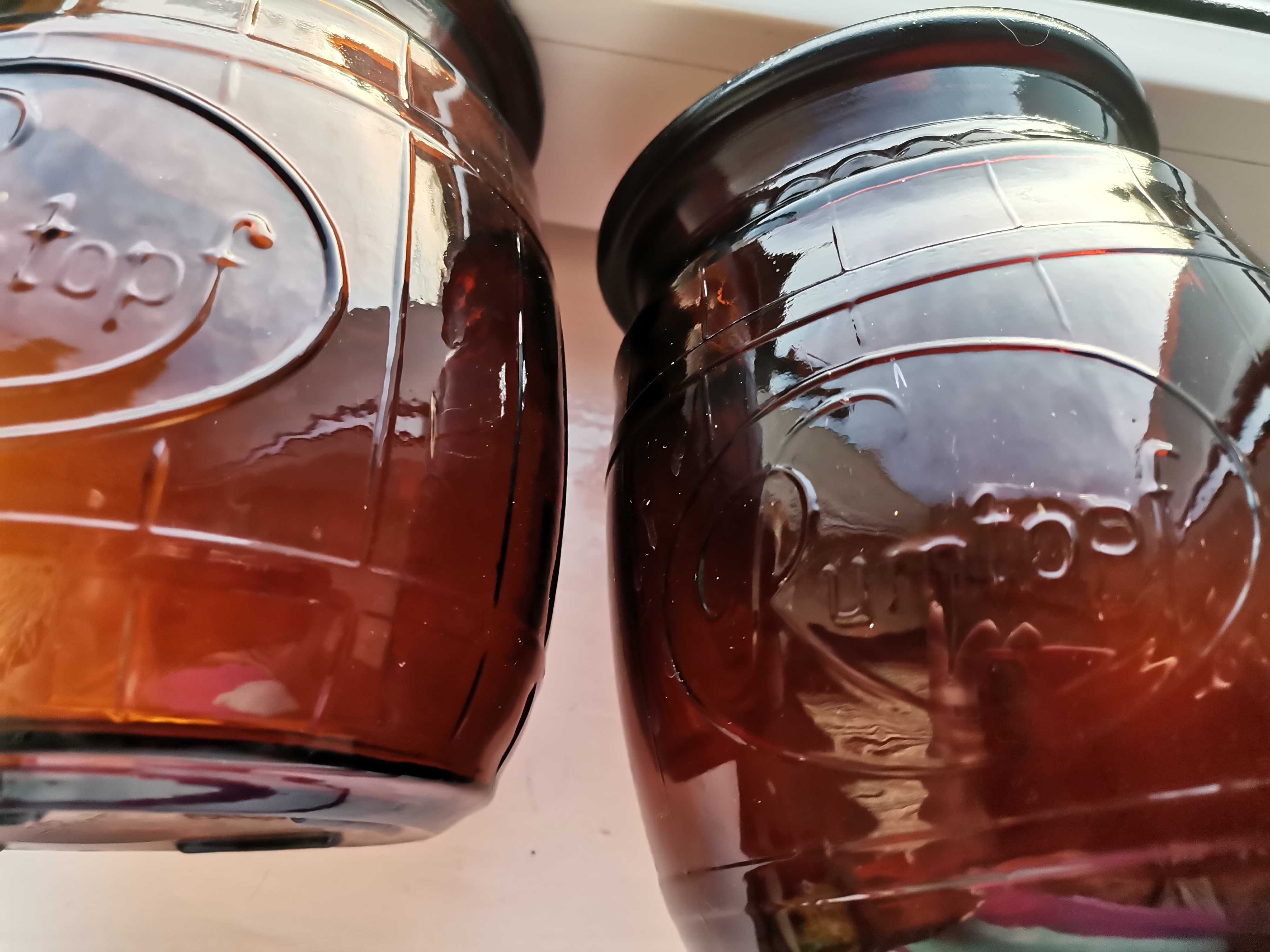 Szklane pojemniki na owoce w rumie