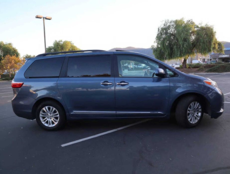 Toyota Sienna XLE      2017