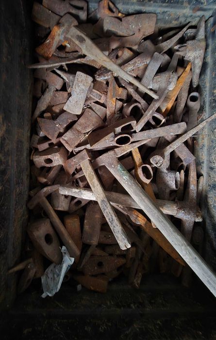 Stare narzędzia młotki siekiery klucze