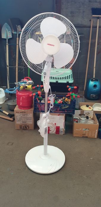 Продам вентилятор"Ardesto"с пультом,крепкая подножка