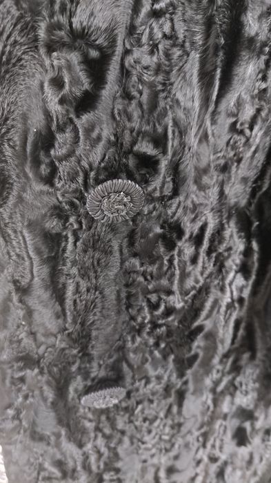 Eleganckie naturalne futro z karakułów