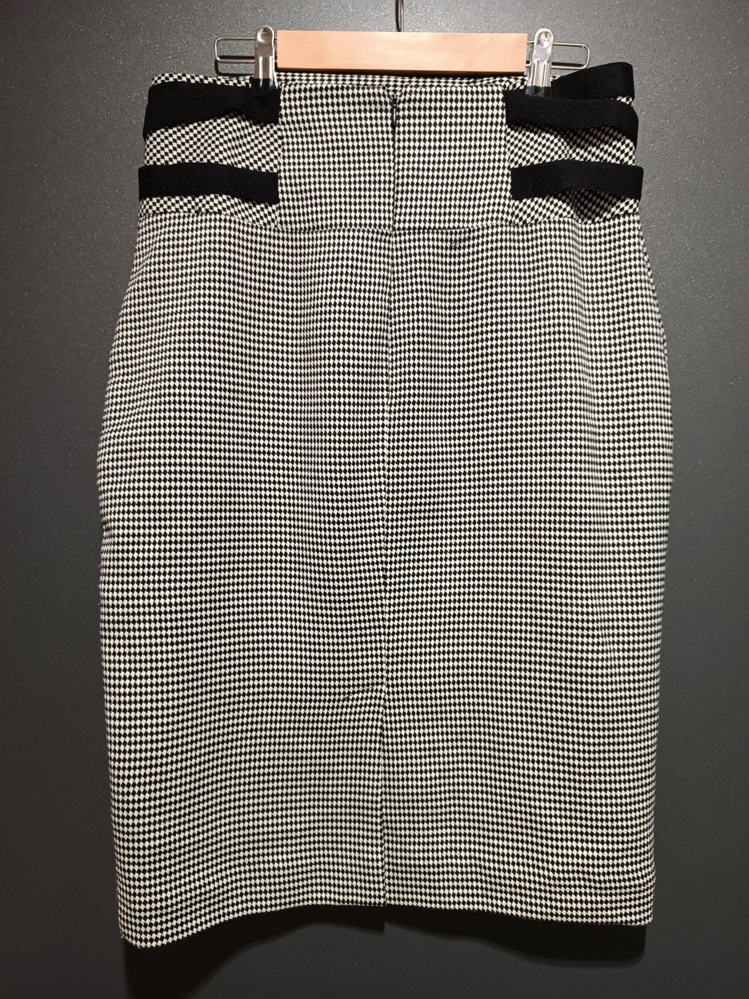 Czarno-biała ołówkowa spódnica za kolano 38 M pepitka