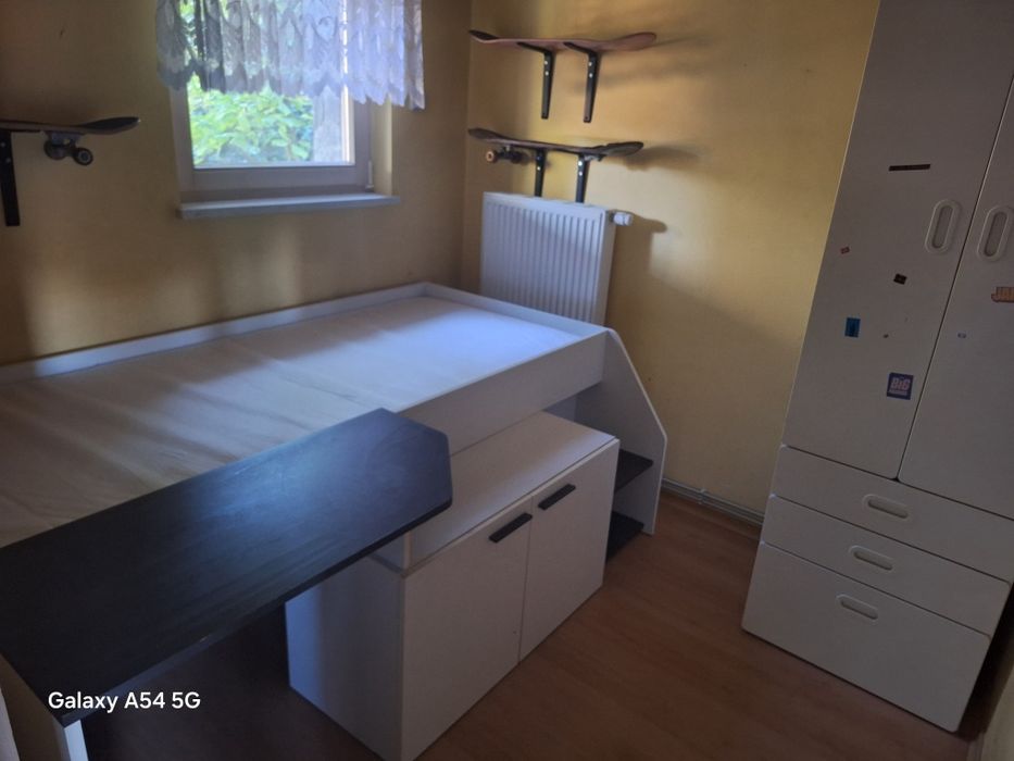 Łóżko, materac, biurko, szafa.