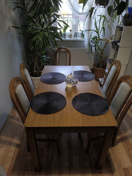 Komplet mebli (stół, witryna, komoda, krzesła)