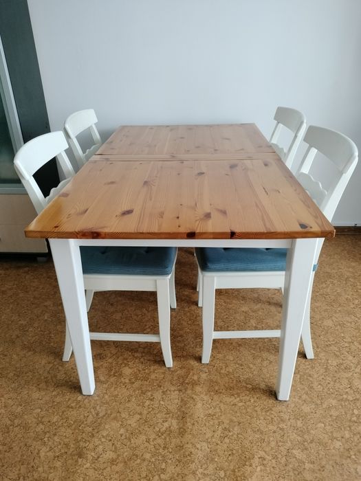 Stół rozkładany i cztery krzesła