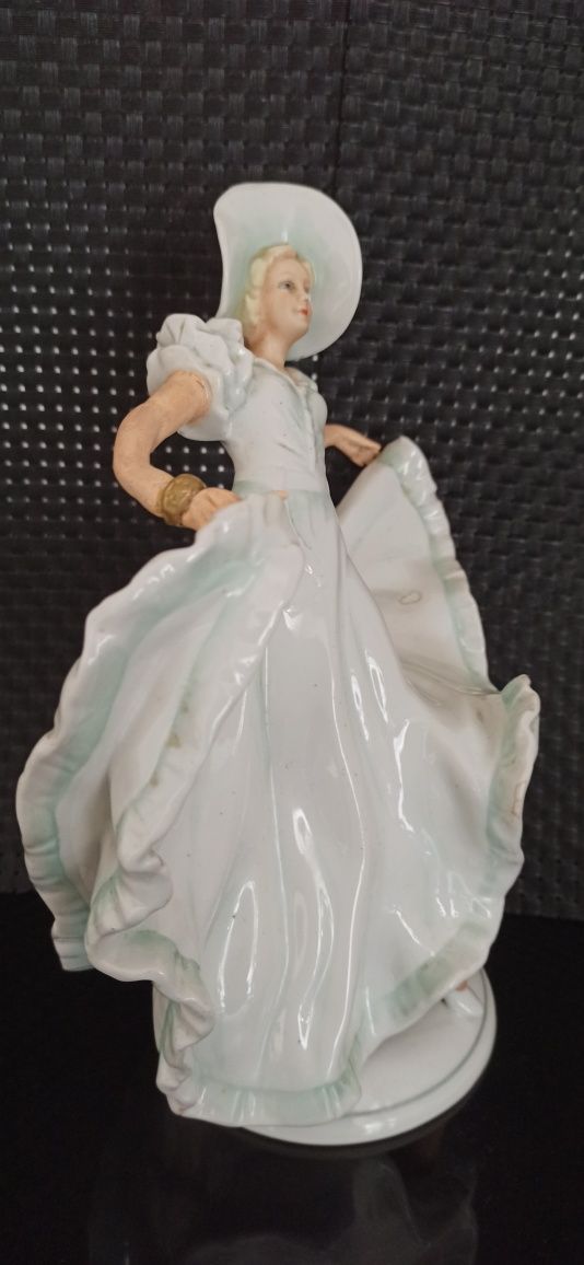 Wielka Figurka tańczącej Kobiety w Kapeluszu h 27 cm