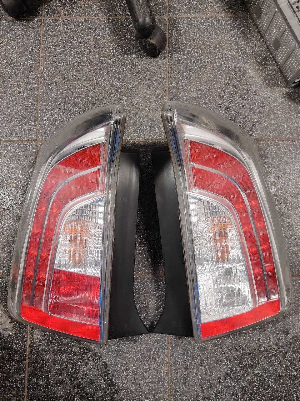 Lampa tylna  Toyota Prius 30 lift