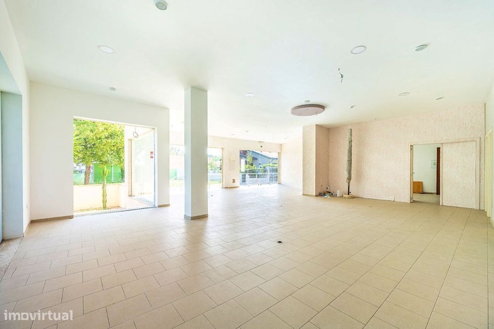 Vende-se Espaço Comercial C/400m2-Vermoim Maia