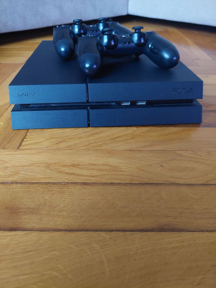 Playstation 4 PS4 1 Tb + 2 pady i gry