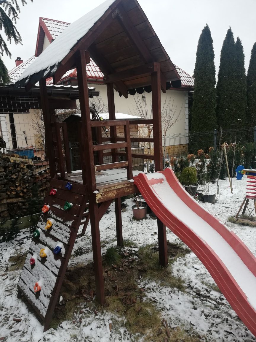 Drewniany plac zabaw dla dzieci, zjeżdżalnia, ślizg, wspinaczka, domek