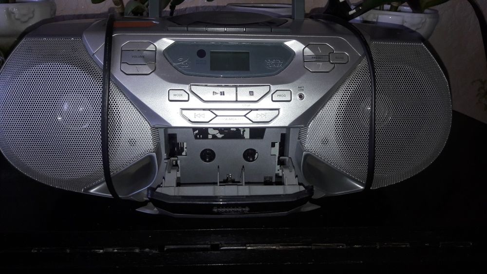 Магнитofon  Philips AZ1045. Читает СД!