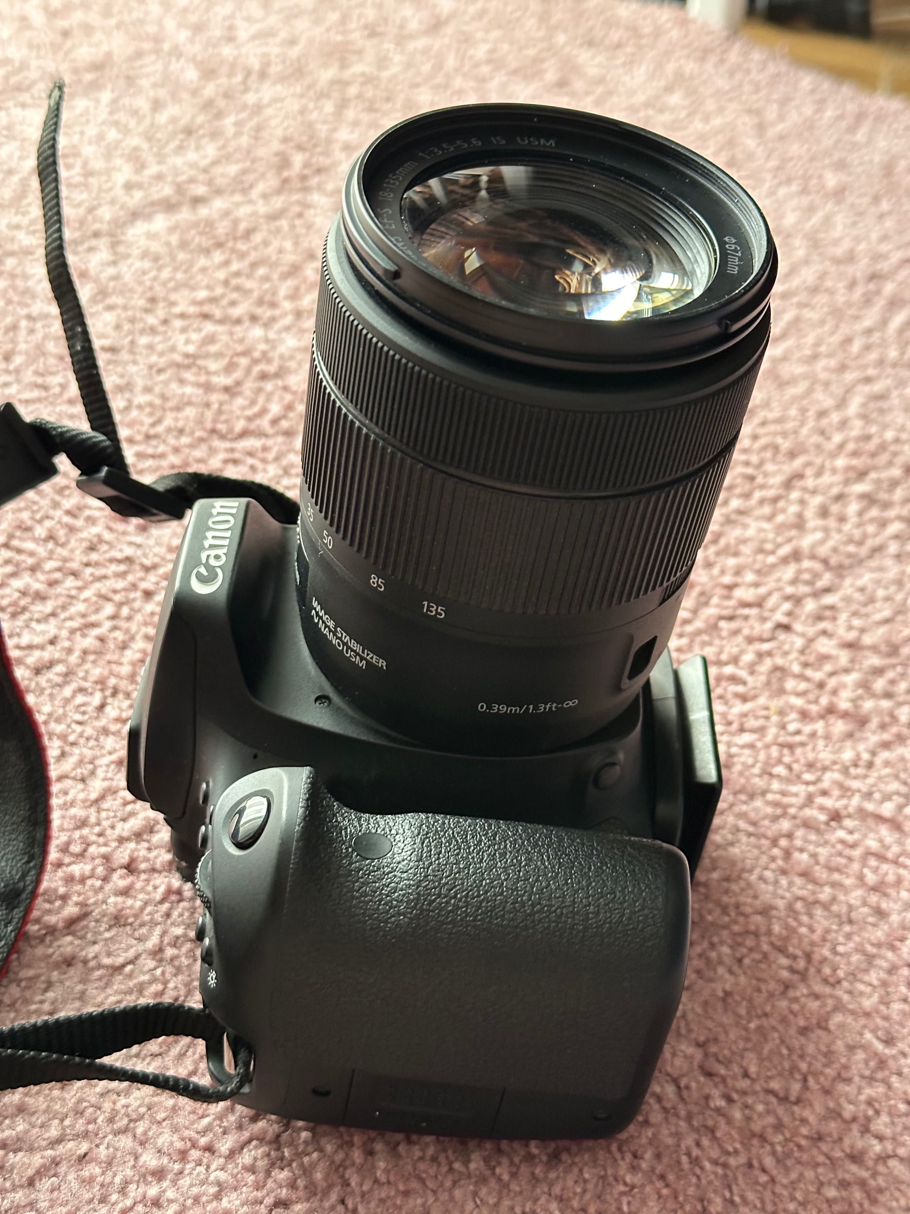 Câmera Canon 90D com lente 18-133 e oferta de tripé.