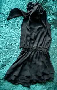 Czarna sukienka wiązana na szyi, dół z falbankami