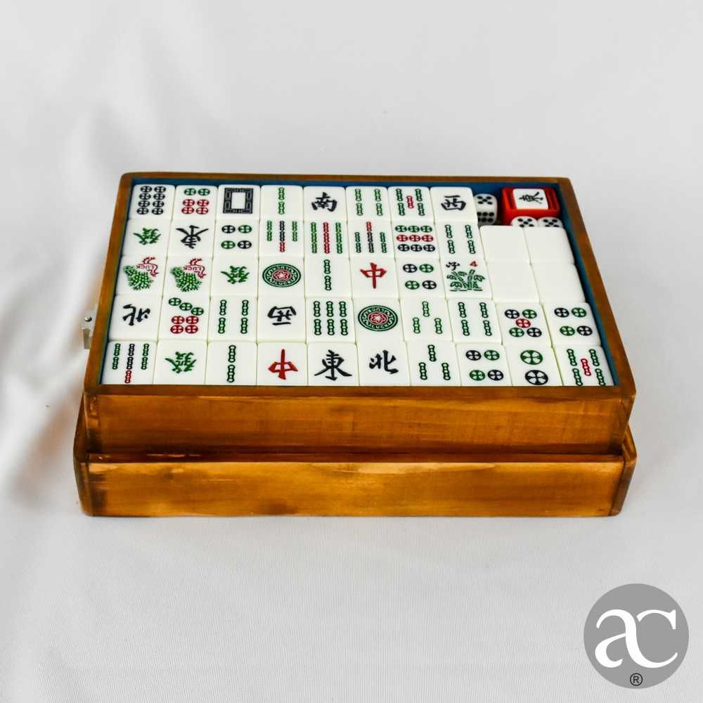 Caixa em madeira com jogo Mahjong em resina, 2ª metade séc. XX