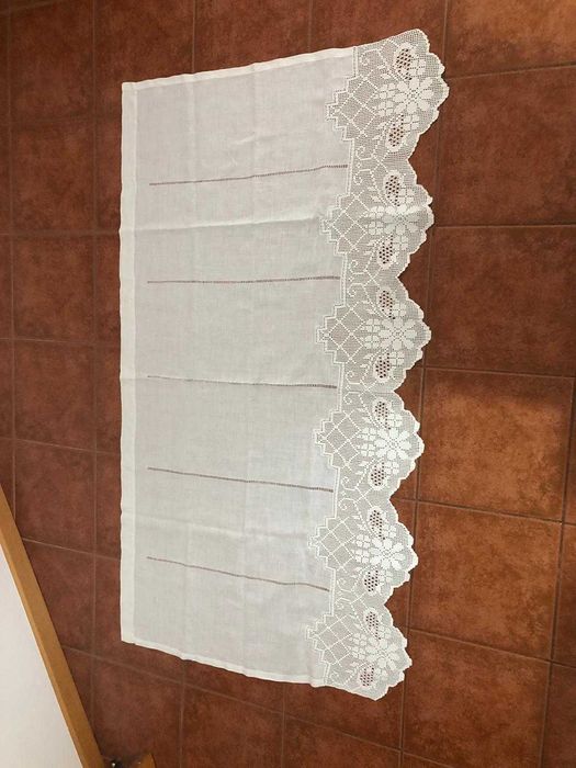 Duas cortinas de linho com renda