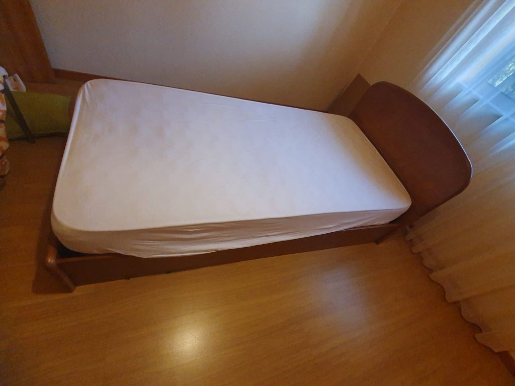 Cama de Solteito de Pinho Maciço