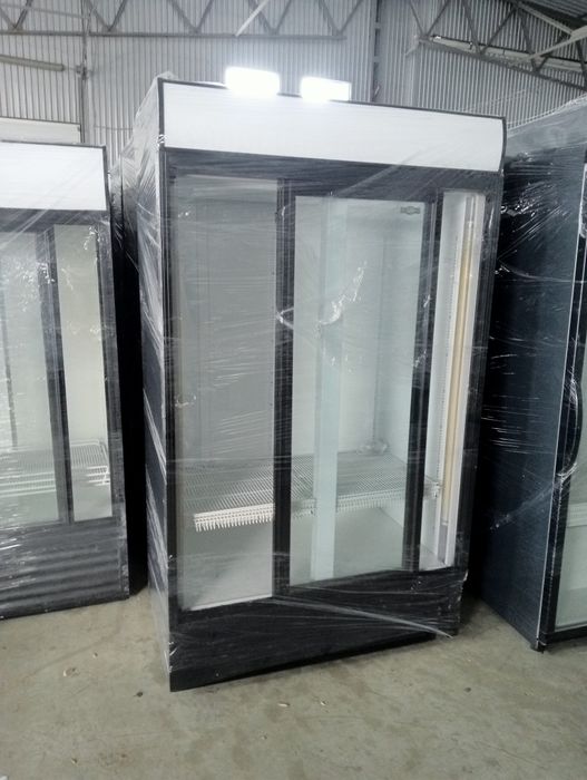 Холодильник для напоїв вітринного типу після реставрації