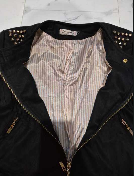 Czarna zamszowa ramoneska z frędzlami i ćwiekami