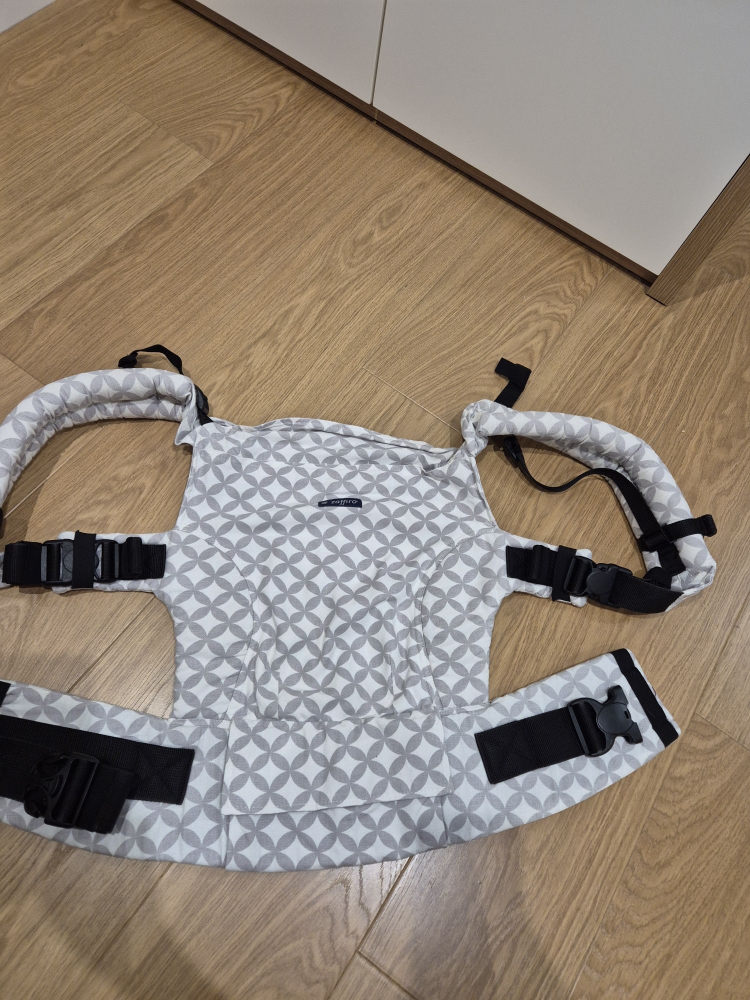 WOMAR nosidło ergonomiczne ZAFFIRO EMBRACE N24 + kapturek + wkładka