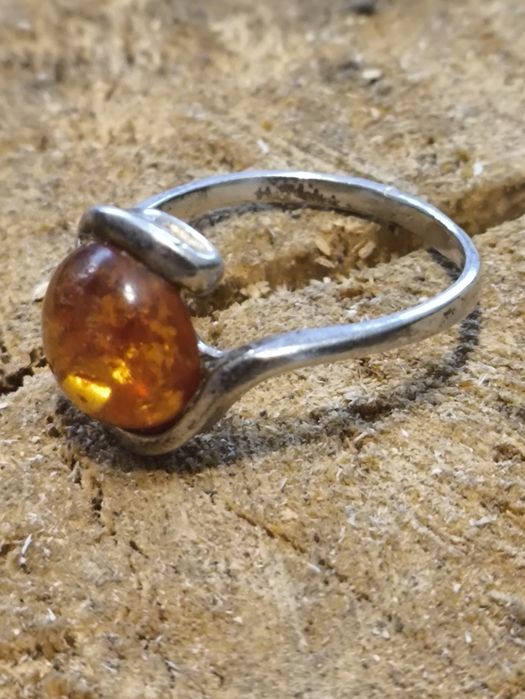 Srebrny pierscionek z bursztynem ,G5