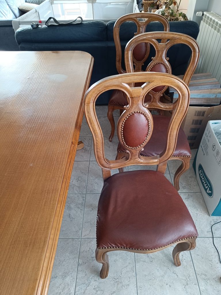 Mesa e cadeiras em madeira