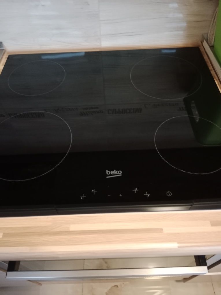 Piekarnik elektryczny z płytą ceramiczną do zabudowy.