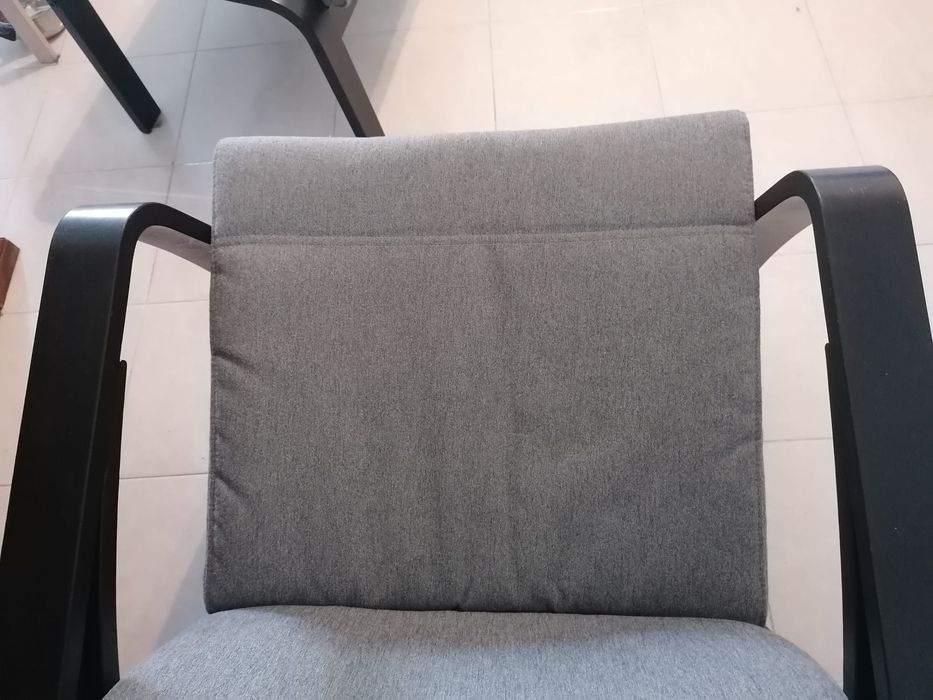 Cadeirão usado mas em bom estado, com apoio para os pés,.