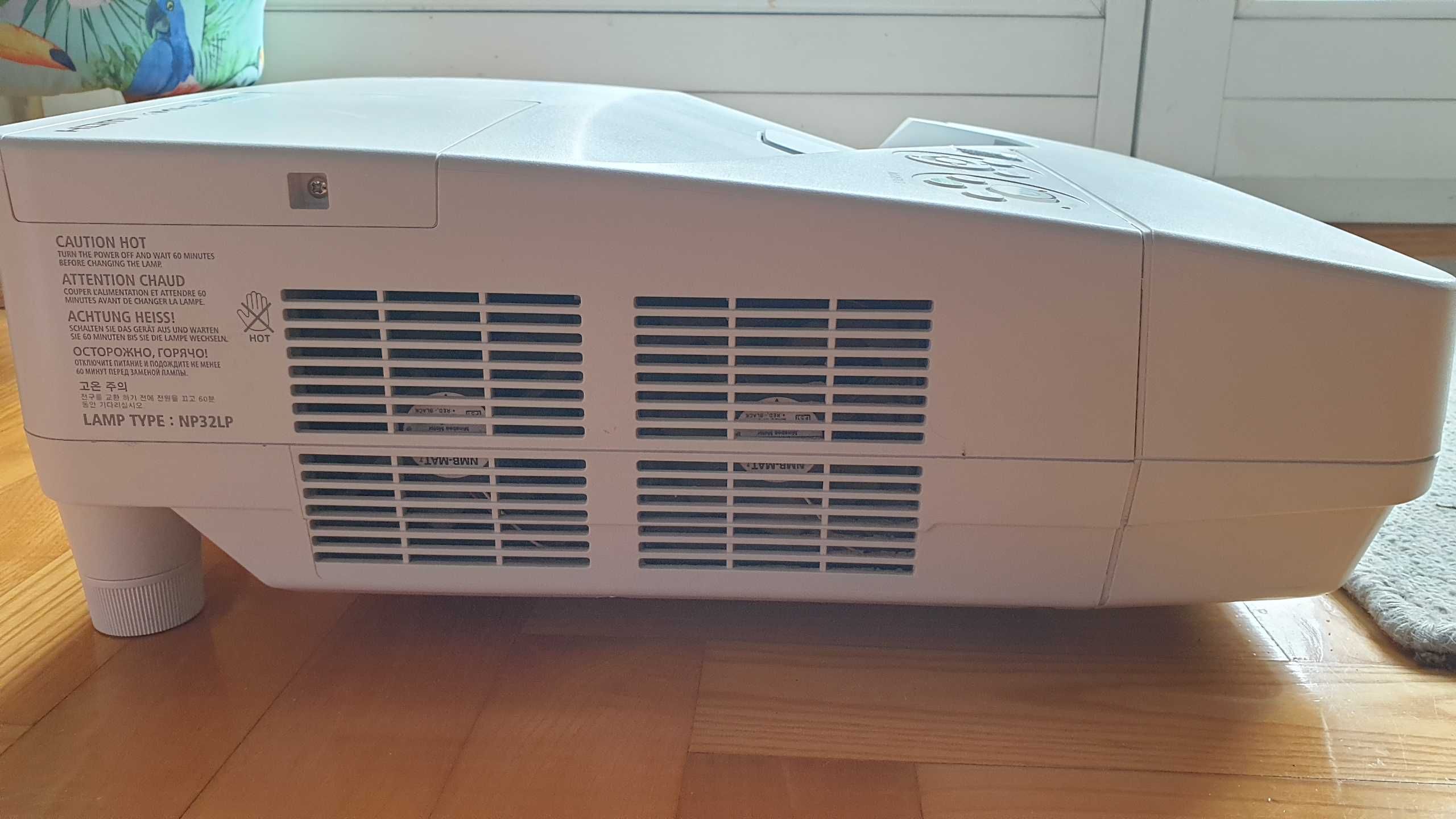 Projektor LCD NEC UM301W biały krótkoogniskowy idealny stan