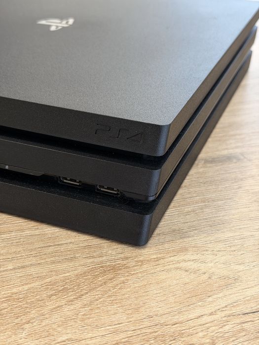 PlayStation 4 Pro 1TB + 3 джойстики + диски