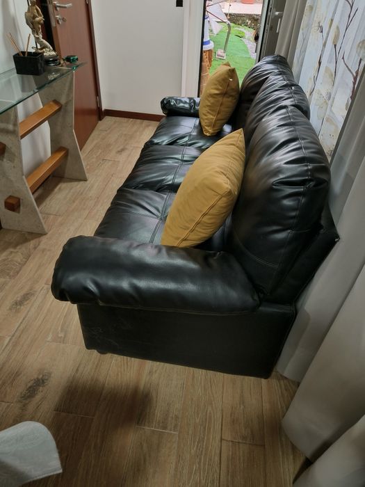 Sofá  em napa 3 lugares