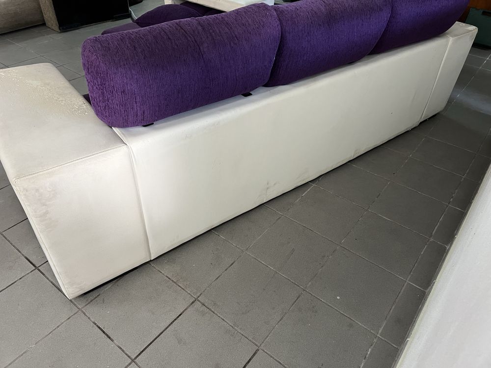 Sofá com chaise long e bancos
