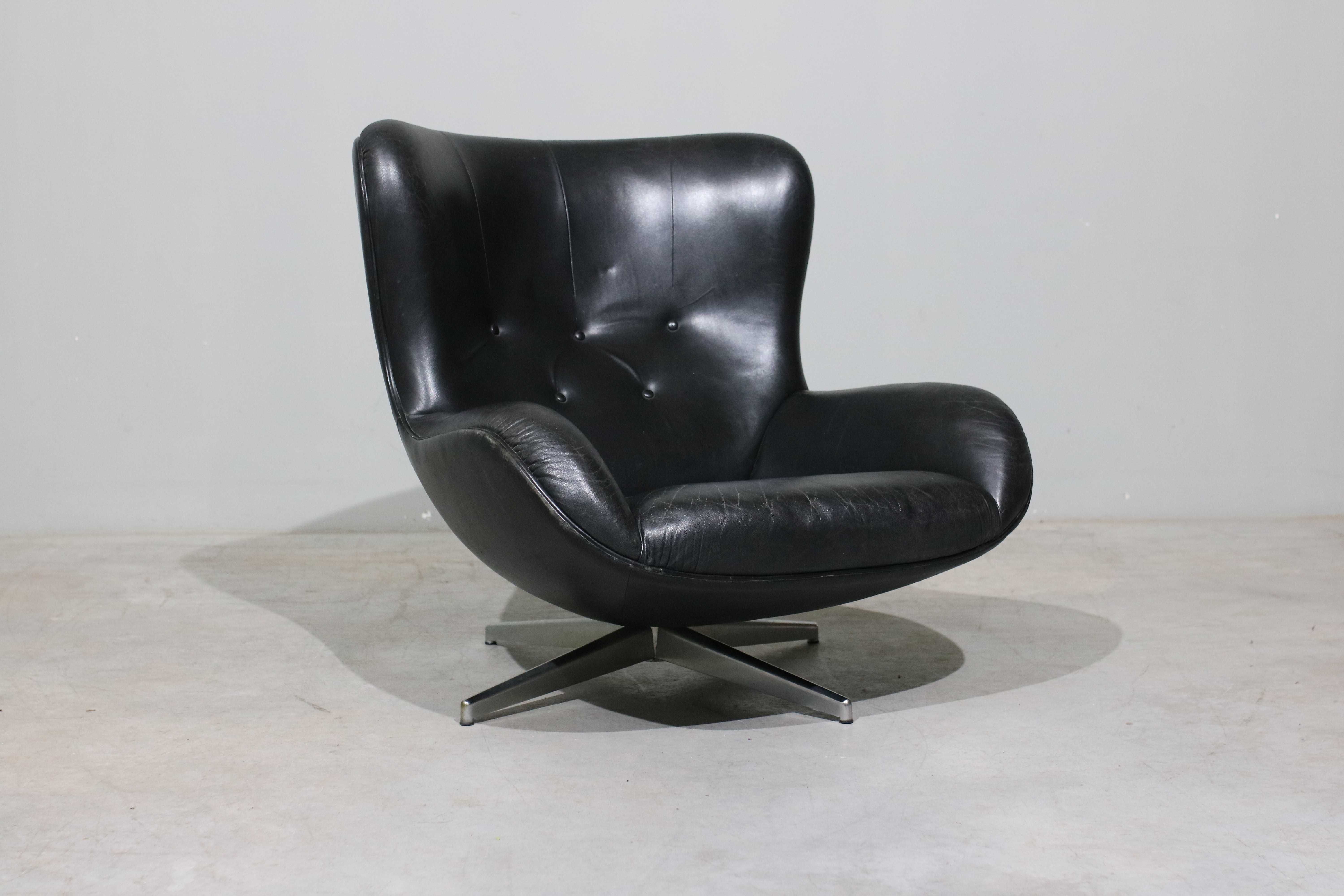 Poltrona Illum Wikkelso ML214 em couro | Mid-Century Modern