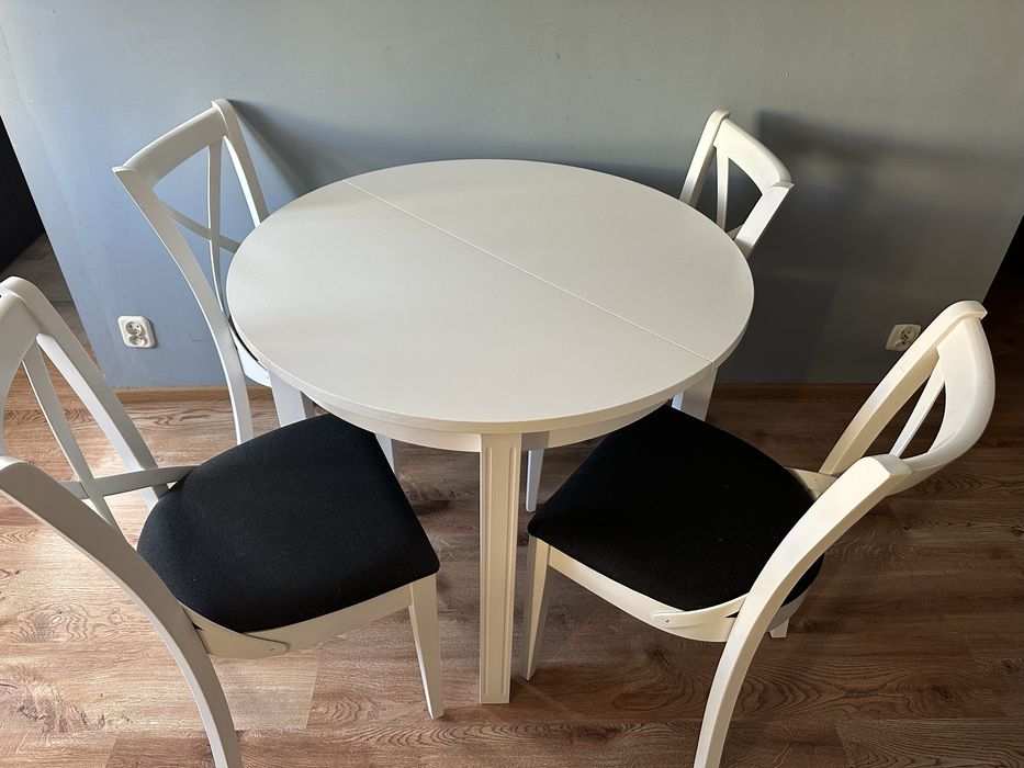 biały okrągły stół z krzesłami