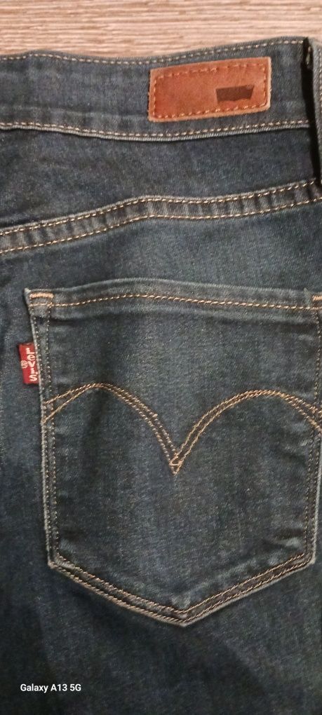Levis Mid Rise Straight  r25/32