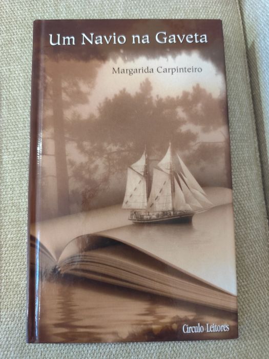 Livro Um navio na gaveta por Margarida Carpinteiro