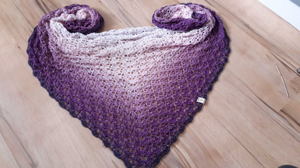 Chusta hand made szydełko ombre włóczka lilia fiolet biała złota nitka