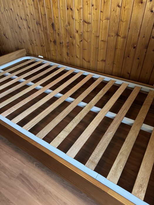 Cama individual em pinho