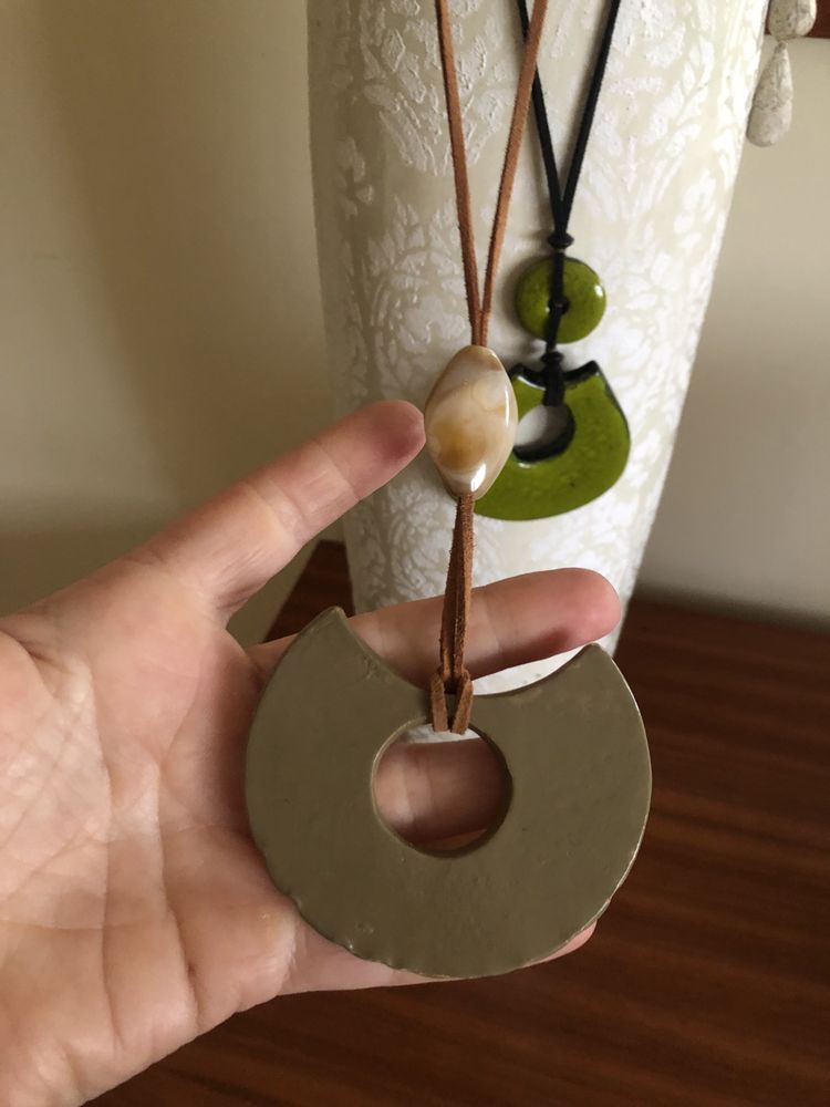 Colares em ceramica novos