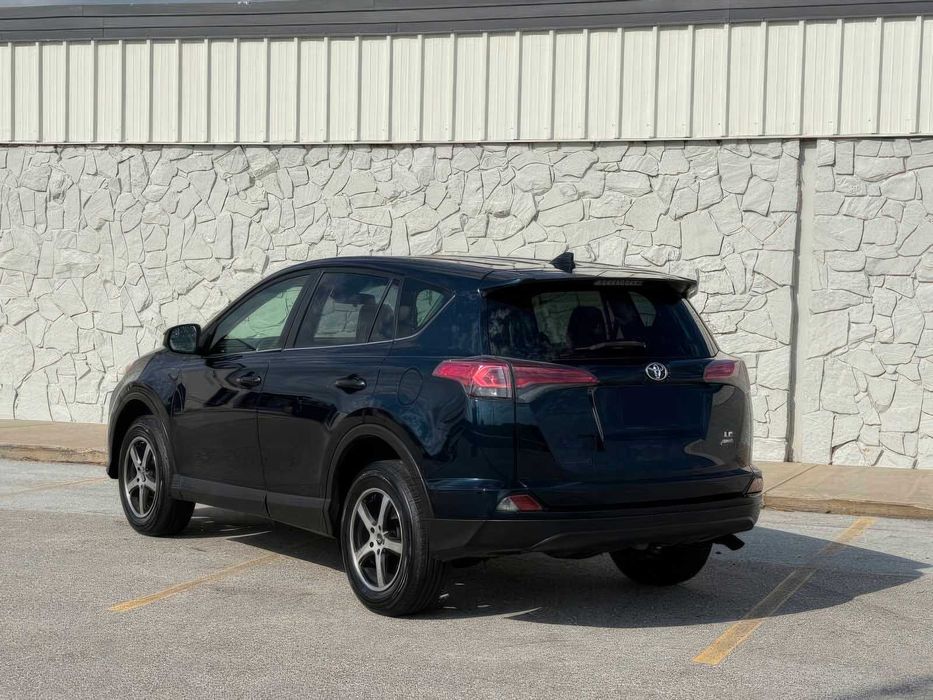 Toyota RAV4 LE      2017
