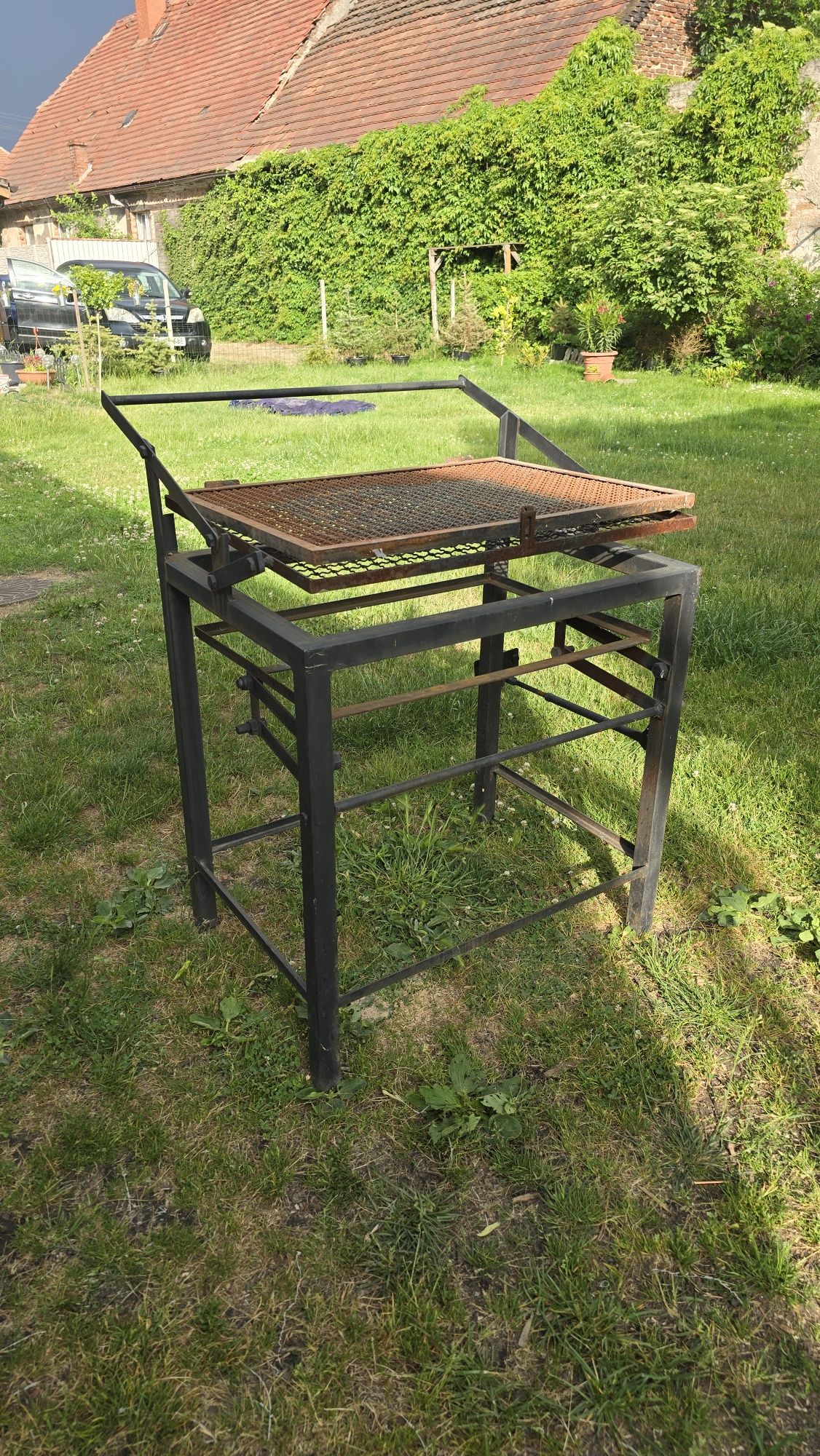 Grill z obrotowym, obracanym rusztem