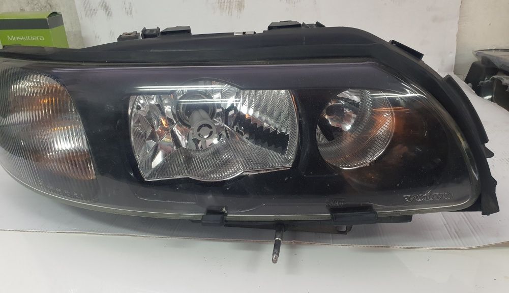 Volvo s60 v70 xc70 lampa prawa xenon