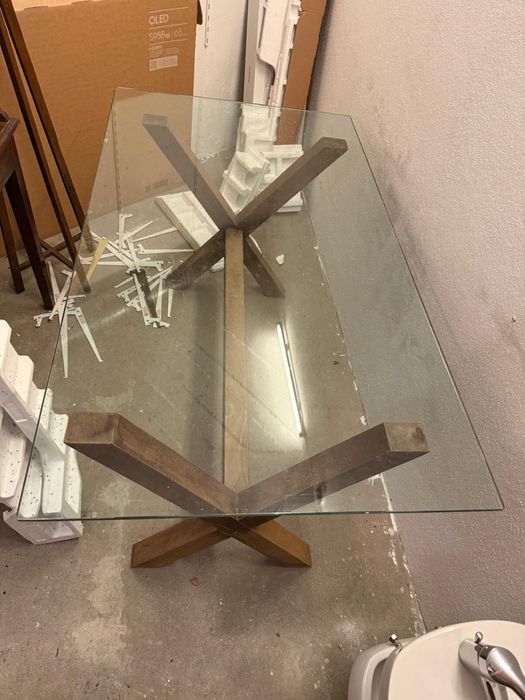 Mesa jantar com pes em madeira e tampo em vidro temperado